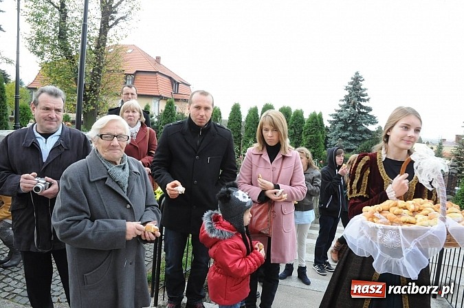 Zdjęcie w galerii na portalu naszraciborz.pl: Wspomnienie św. Marcina. W Brzeziu na wszystkich czekały dziś słodkie rogaliki wiadomości z regionu