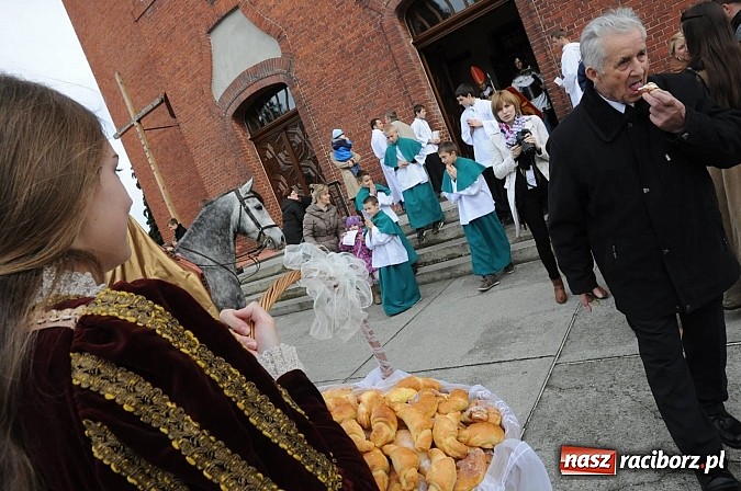 Zdjęcie w galerii na portalu naszraciborz.pl: Wspomnienie św. Marcina. W Brzeziu na wszystkich czekały dziś słodkie rogaliki wiadomości z regionu