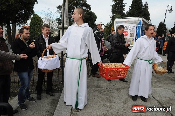 Zdjęcie w galerii na portalu naszraciborz.pl: Wspomnienie św. Marcina. W Brzeziu na wszystkich czekały dziś słodkie rogaliki wiadomości z regionu