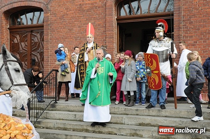 Zdjęcie w galerii na portalu naszraciborz.pl: Wspomnienie św. Marcina. W Brzeziu na wszystkich czekały dziś słodkie rogaliki wiadomości z regionu