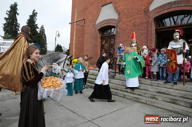 Zdjęcie w galerii na portalu naszraciborz.pl: Wspomnienie św. Marcina. W Brzeziu na wszystkich czekały dziś słodkie rogaliki wiadomości z regionu