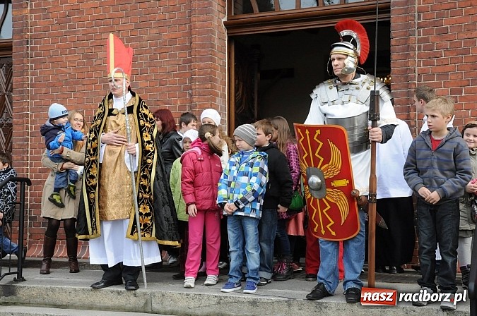 Zdjęcie w galerii na portalu naszraciborz.pl: Wspomnienie św. Marcina. W Brzeziu na wszystkich czekały dziś słodkie rogaliki wiadomości z regionu