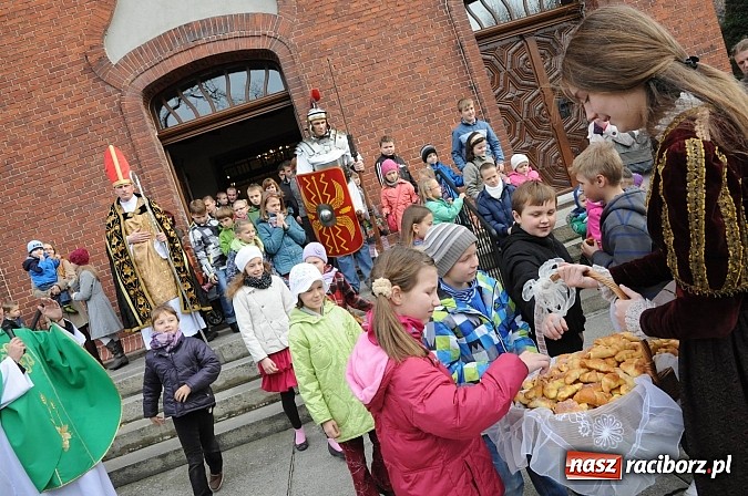 Zdjęcie w galerii na portalu naszraciborz.pl: Wspomnienie św. Marcina. W Brzeziu na wszystkich czekały dziś słodkie rogaliki wiadomości z regionu
