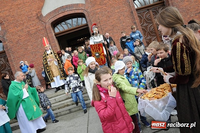 Zdjęcie w galerii na portalu naszraciborz.pl: Wspomnienie św. Marcina. W Brzeziu na wszystkich czekały dziś słodkie rogaliki wiadomości z regionu