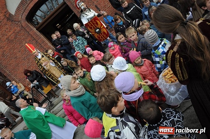 Zdjęcie w galerii na portalu naszraciborz.pl: Wspomnienie św. Marcina. W Brzeziu na wszystkich czekały dziś słodkie rogaliki wiadomości z regionu