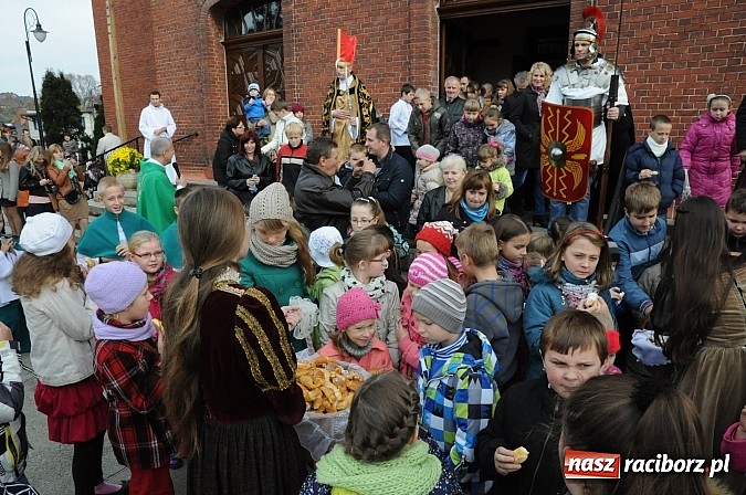 Zdjęcie w galerii na portalu naszraciborz.pl: Wspomnienie św. Marcina. W Brzeziu na wszystkich czekały dziś słodkie rogaliki wiadomości z regionu