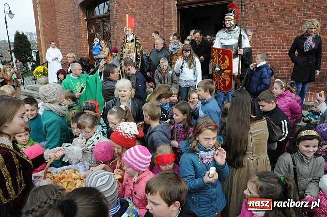 Zdjęcie w galerii na portalu naszraciborz.pl: Wspomnienie św. Marcina. W Brzeziu na wszystkich czekały dziś słodkie rogaliki wiadomości z regionu
