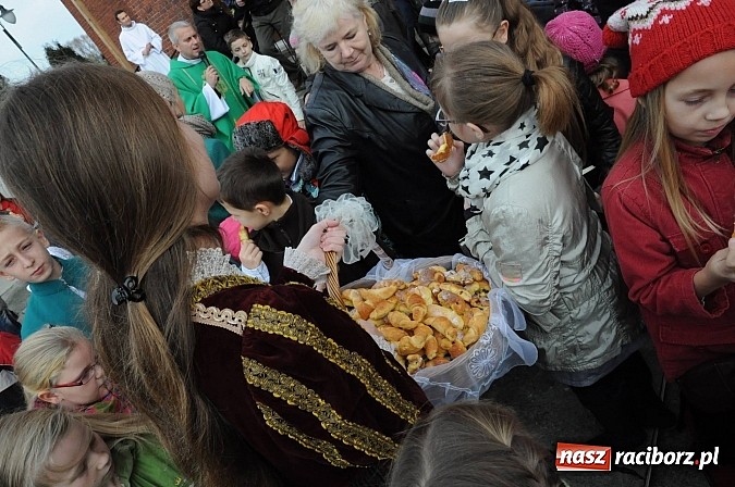 Zdjęcie w galerii na portalu naszraciborz.pl: Wspomnienie św. Marcina. W Brzeziu na wszystkich czekały dziś słodkie rogaliki wiadomości z regionu
