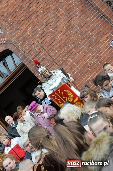 Zdjęcie w galerii na portalu naszraciborz.pl: Wspomnienie św. Marcina. W Brzeziu na wszystkich czekały dziś słodkie rogaliki wiadomości z regionu