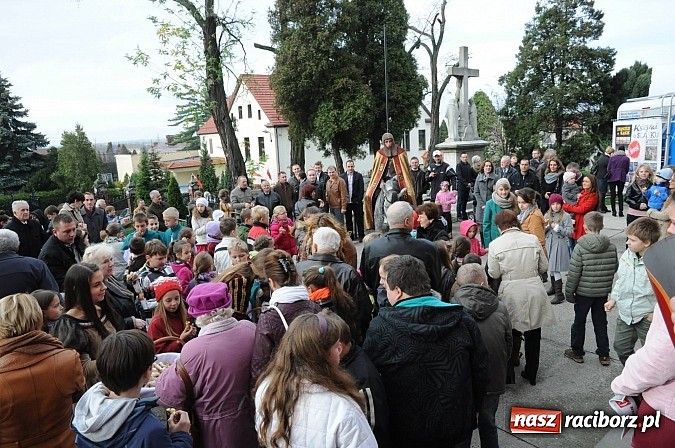 Zdjęcie w galerii na portalu naszraciborz.pl: Wspomnienie św. Marcina. W Brzeziu na wszystkich czekały dziś słodkie rogaliki wiadomości z regionu