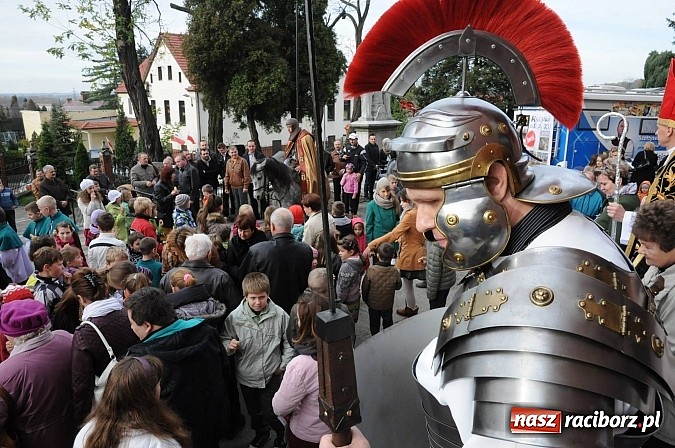 Zdjęcie w galerii na portalu naszraciborz.pl: Wspomnienie św. Marcina. W Brzeziu na wszystkich czekały dziś słodkie rogaliki wiadomości z regionu