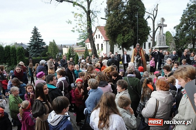 Zdjęcie w galerii na portalu naszraciborz.pl: Wspomnienie św. Marcina. W Brzeziu na wszystkich czekały dziś słodkie rogaliki wiadomości z regionu