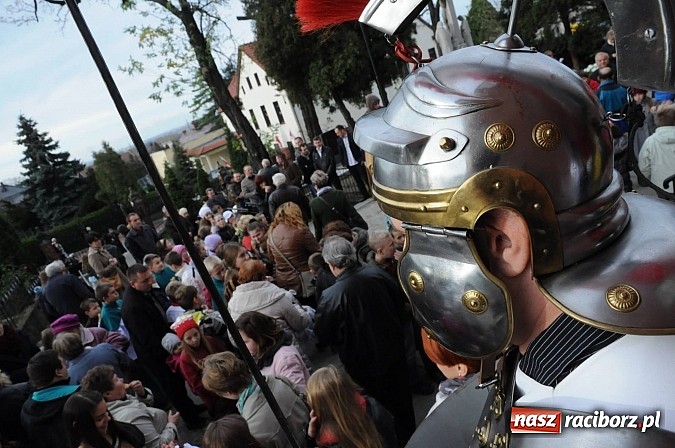 Zdjęcie w galerii na portalu naszraciborz.pl: Wspomnienie św. Marcina. W Brzeziu na wszystkich czekały dziś słodkie rogaliki wiadomości z regionu