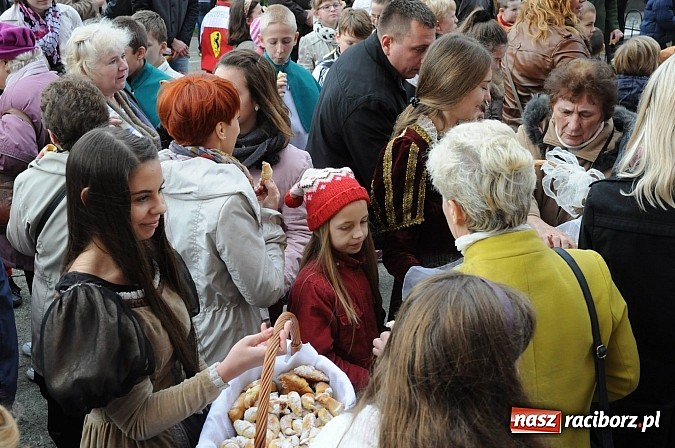 Zdjęcie w galerii na portalu naszraciborz.pl: Wspomnienie św. Marcina. W Brzeziu na wszystkich czekały dziś słodkie rogaliki wiadomości z regionu