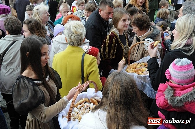 Zdjęcie w galerii na portalu naszraciborz.pl: Wspomnienie św. Marcina. W Brzeziu na wszystkich czekały dziś słodkie rogaliki wiadomości z regionu