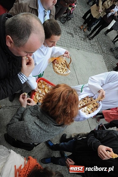 Zdjęcie w galerii na portalu naszraciborz.pl: Wspomnienie św. Marcina. W Brzeziu na wszystkich czekały dziś słodkie rogaliki wiadomości z regionu