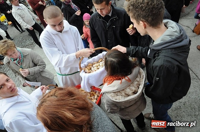 Zdjęcie w galerii na portalu naszraciborz.pl: Wspomnienie św. Marcina. W Brzeziu na wszystkich czekały dziś słodkie rogaliki wiadomości z regionu