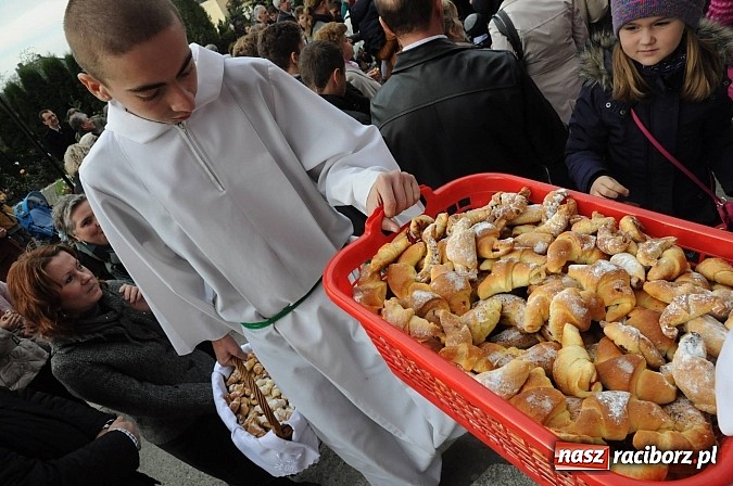 Zdjęcie w galerii na portalu naszraciborz.pl: Wspomnienie św. Marcina. W Brzeziu na wszystkich czekały dziś słodkie rogaliki wiadomości z regionu