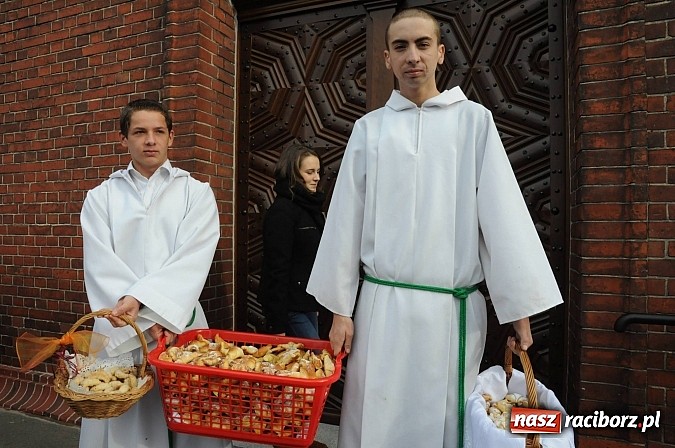 Zdjęcie w galerii na portalu naszraciborz.pl: Wspomnienie św. Marcina. W Brzeziu na wszystkich czekały dziś słodkie rogaliki wiadomości z regionu