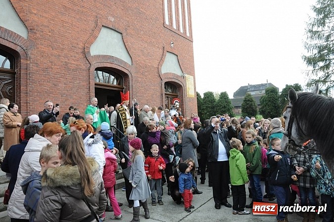 Zdjęcie w galerii na portalu naszraciborz.pl: Wspomnienie św. Marcina. W Brzeziu na wszystkich czekały dziś słodkie rogaliki wiadomości z regionu