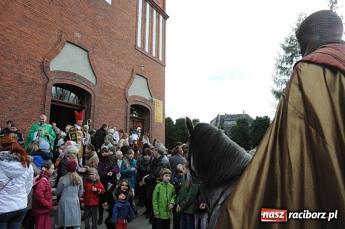 Zdjęcie w galerii na portalu naszraciborz.pl: Wspomnienie św. Marcina. W Brzeziu na wszystkich czekały dziś słodkie rogaliki wiadomości z regionu