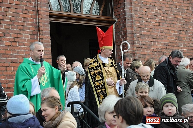 Zdjęcie w galerii na portalu naszraciborz.pl: Wspomnienie św. Marcina. W Brzeziu na wszystkich czekały dziś słodkie rogaliki wiadomości z regionu