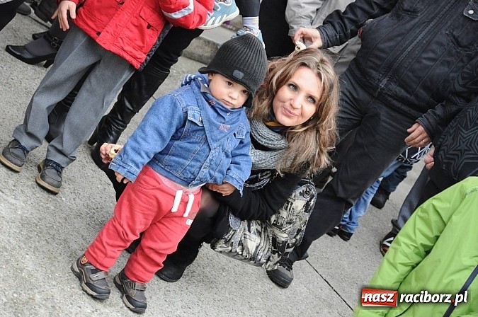 Zdjęcie w galerii na portalu naszraciborz.pl: Wspomnienie św. Marcina. W Brzeziu na wszystkich czekały dziś słodkie rogaliki wiadomości z regionu