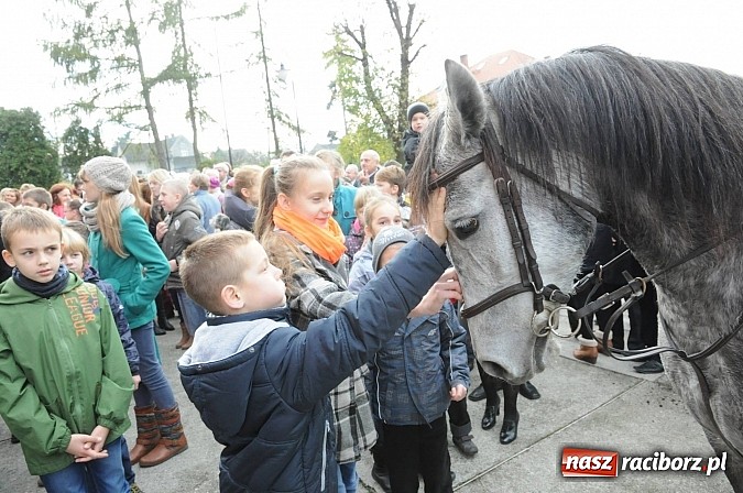 Zdjęcie w galerii na portalu naszraciborz.pl: Wspomnienie św. Marcina. W Brzeziu na wszystkich czekały dziś słodkie rogaliki wiadomości z regionu