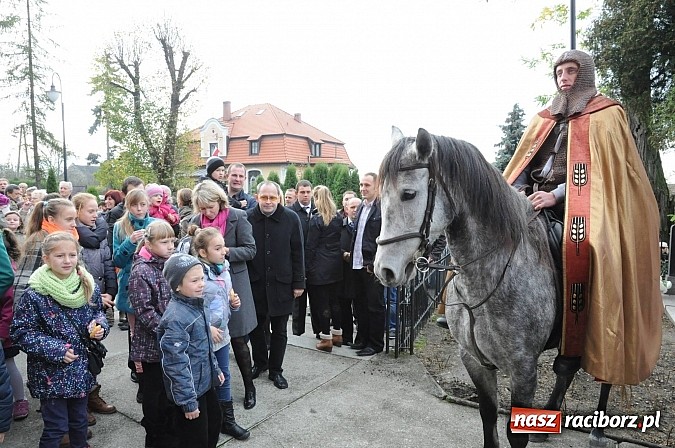 Zdjęcie w galerii na portalu naszraciborz.pl: Wspomnienie św. Marcina. W Brzeziu na wszystkich czekały dziś słodkie rogaliki wiadomości z regionu