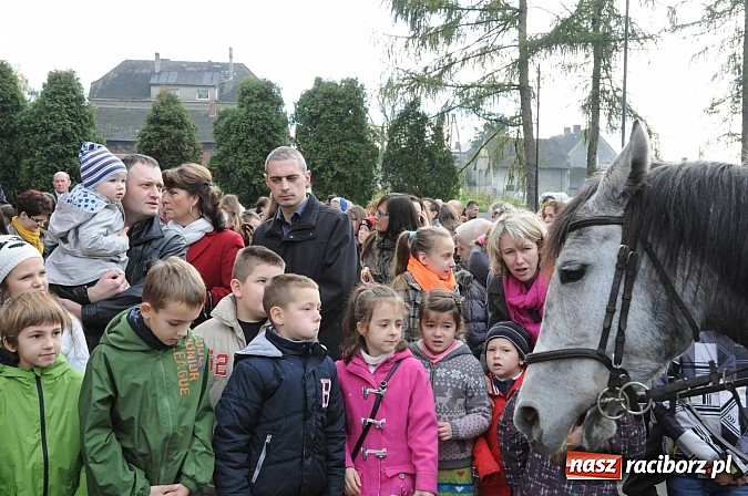 Zdjęcie w galerii na portalu naszraciborz.pl: Wspomnienie św. Marcina. W Brzeziu na wszystkich czekały dziś słodkie rogaliki wiadomości z regionu