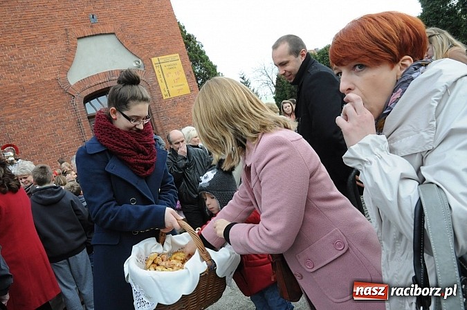 Zdjęcie w galerii na portalu naszraciborz.pl: Wspomnienie św. Marcina. W Brzeziu na wszystkich czekały dziś słodkie rogaliki wiadomości z regionu