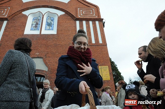 Zdjęcie w galerii na portalu naszraciborz.pl: Wspomnienie św. Marcina. W Brzeziu na wszystkich czekały dziś słodkie rogaliki wiadomości z regionu