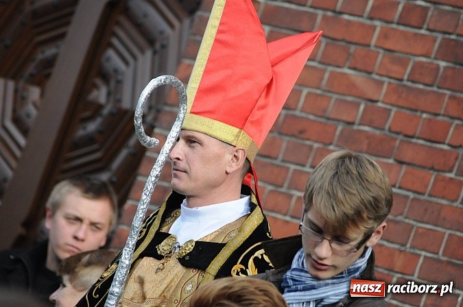 Zdjęcie w galerii na portalu naszraciborz.pl: Wspomnienie św. Marcina. W Brzeziu na wszystkich czekały dziś słodkie rogaliki wiadomości z regionu
