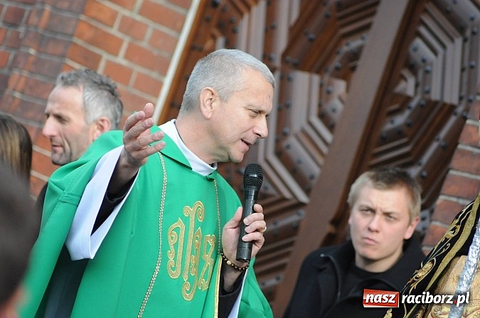 Zdjęcie w galerii na portalu naszraciborz.pl: Wspomnienie św. Marcina. W Brzeziu na wszystkich czekały dziś słodkie rogaliki wiadomości z regionu