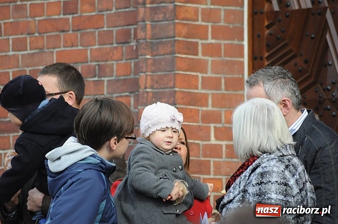 Zdjęcie w galerii na portalu naszraciborz.pl: Wspomnienie św. Marcina. W Brzeziu na wszystkich czekały dziś słodkie rogaliki wiadomości z regionu
