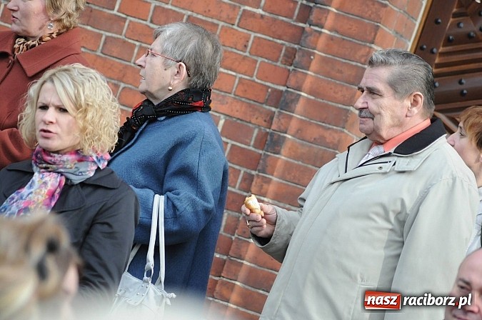 Zdjęcie w galerii na portalu naszraciborz.pl: Wspomnienie św. Marcina. W Brzeziu na wszystkich czekały dziś słodkie rogaliki wiadomości z regionu