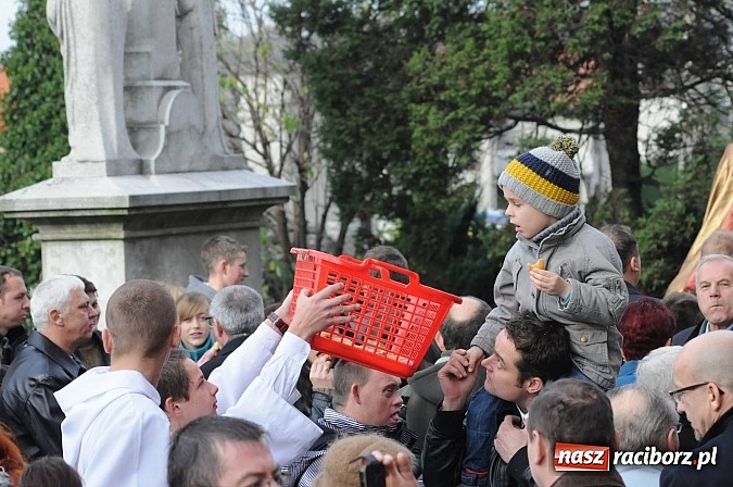 Zdjęcie w galerii na portalu naszraciborz.pl: Wspomnienie św. Marcina. W Brzeziu na wszystkich czekały dziś słodkie rogaliki wiadomości z regionu