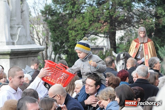 Zdjęcie w galerii na portalu naszraciborz.pl: Wspomnienie św. Marcina. W Brzeziu na wszystkich czekały dziś słodkie rogaliki wiadomości z regionu