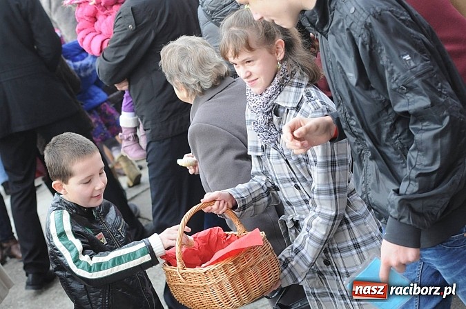 Zdjęcie w galerii na portalu naszraciborz.pl: Wspomnienie św. Marcina. W Brzeziu na wszystkich czekały dziś słodkie rogaliki wiadomości z regionu