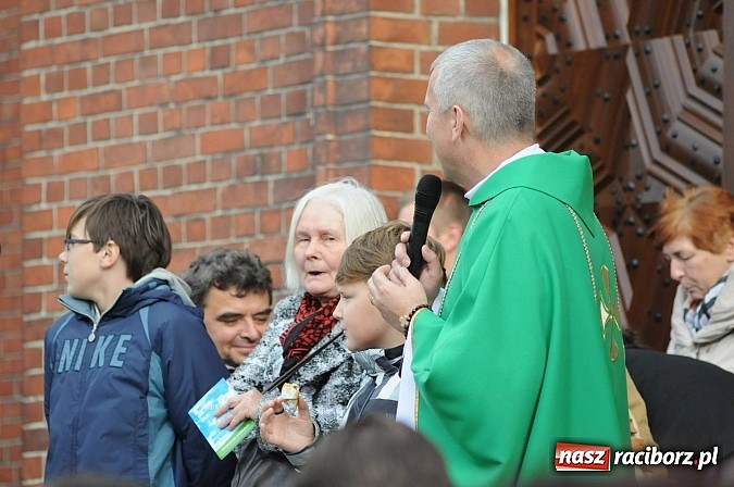 Zdjęcie w galerii na portalu naszraciborz.pl: Wspomnienie św. Marcina. W Brzeziu na wszystkich czekały dziś słodkie rogaliki wiadomości z regionu