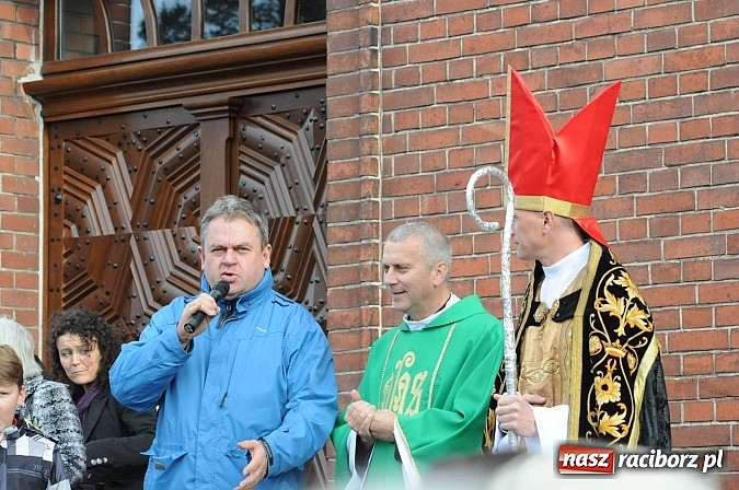 Zdjęcie w galerii na portalu naszraciborz.pl: Wspomnienie św. Marcina. W Brzeziu na wszystkich czekały dziś słodkie rogaliki wiadomości z regionu