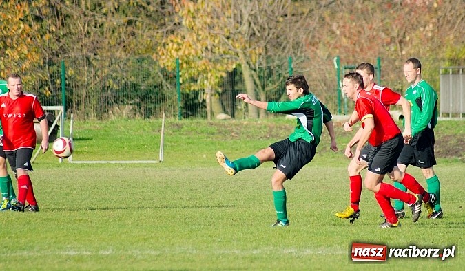 Zdjęcie w galerii na portalu naszraciborz.pl: Brzezie na kolanach. Mury Zameczku Czernica nie do sforsowania wiadomości z regionu