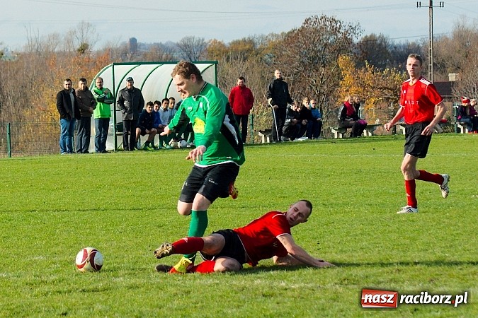 Zdjęcie w galerii na portalu naszraciborz.pl: Brzezie na kolanach. Mury Zameczku Czernica nie do sforsowania wiadomości z regionu