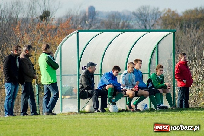 Zdjęcie w galerii na portalu naszraciborz.pl: Brzezie na kolanach. Mury Zameczku Czernica nie do sforsowania wiadomości z regionu