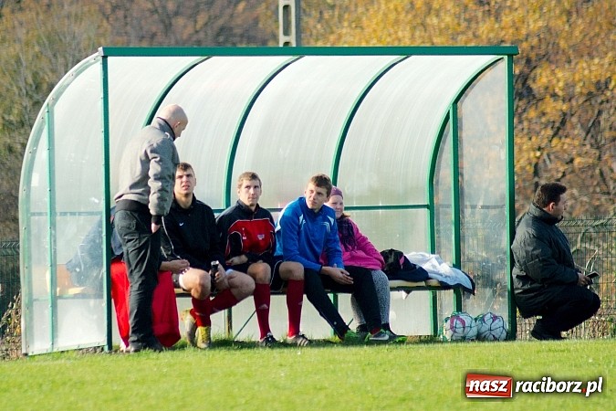 Zdjęcie w galerii na portalu naszraciborz.pl: Brzezie na kolanach. Mury Zameczku Czernica nie do sforsowania wiadomości z regionu