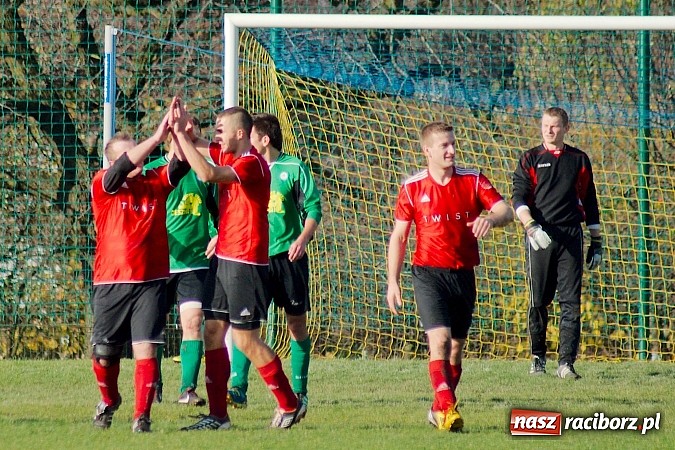 Zdjęcie w galerii na portalu naszraciborz.pl: Brzezie na kolanach. Mury Zameczku Czernica nie do sforsowania wiadomości z regionu