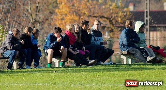 Zdjęcie w galerii na portalu naszraciborz.pl: Brzezie na kolanach. Mury Zameczku Czernica nie do sforsowania wiadomości z regionu