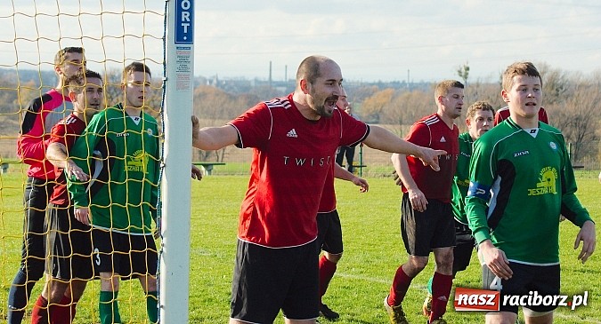Zdjęcie w galerii na portalu naszraciborz.pl: Brzezie na kolanach. Mury Zameczku Czernica nie do sforsowania wiadomości z regionu