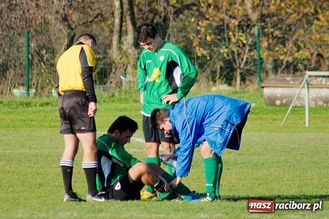 Zdjęcie w galerii na portalu naszraciborz.pl: Brzezie na kolanach. Mury Zameczku Czernica nie do sforsowania wiadomości z regionu