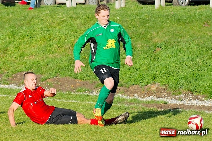 Zdjęcie w galerii na portalu naszraciborz.pl: Brzezie na kolanach. Mury Zameczku Czernica nie do sforsowania wiadomości z regionu